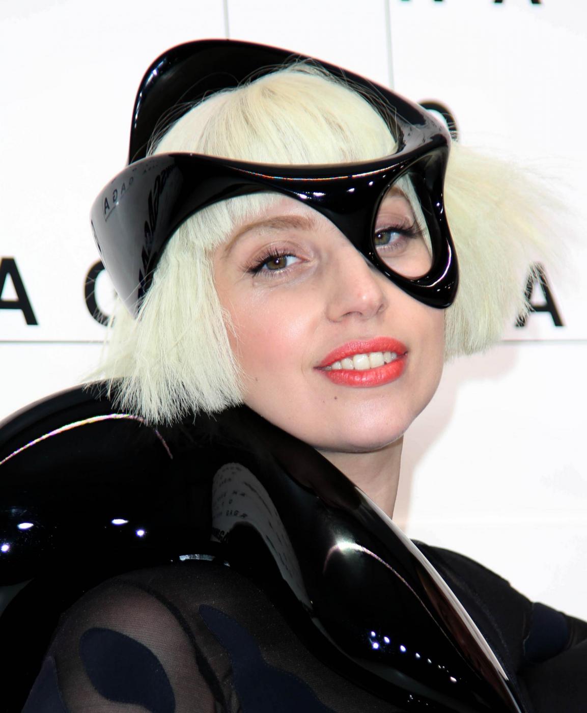 Lady Gaga arriva alla presentazione nuovo disco con l'abito volante01