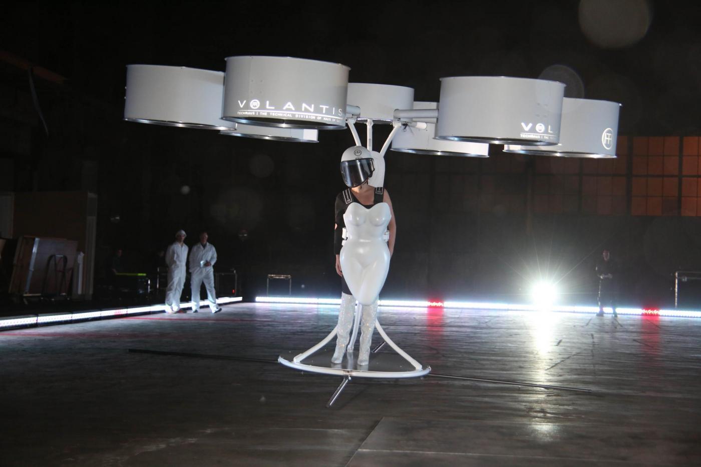 Lady Gaga arriva alla presentazione nuovo disco con l'abito volante11