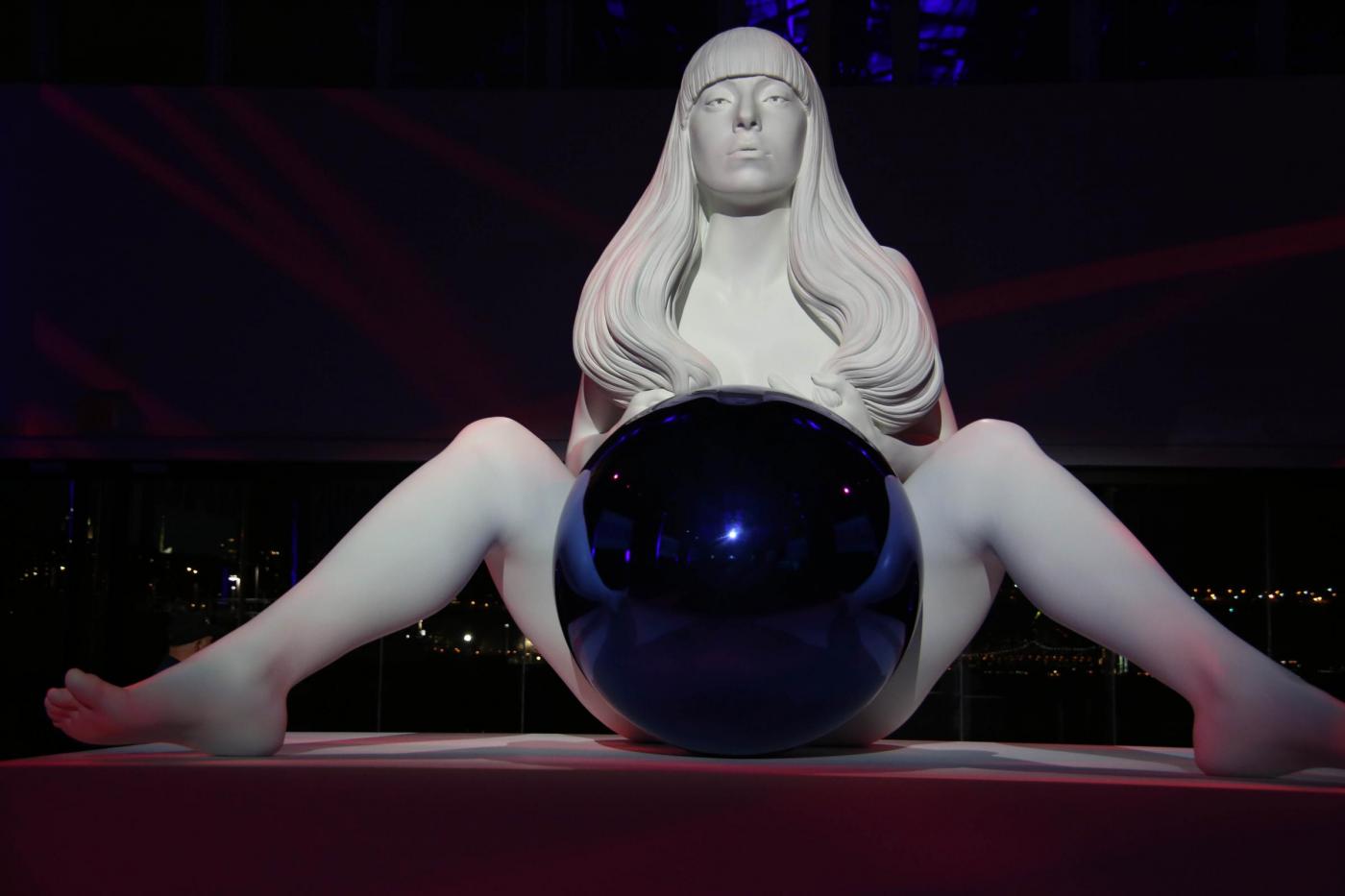 Lady Gaga arriva alla presentazione nuovo disco con l'abito volante06