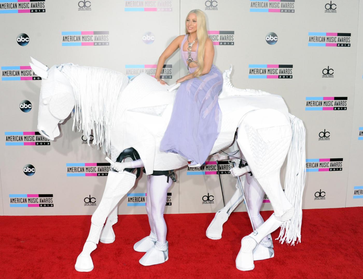 Lady Gaga arriva sul cavallo bianco04