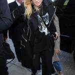 Madonna trasandata all'aeroporto la borsa però è di Gucci04