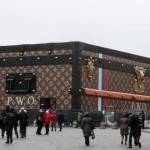 Mosca, Louis Vuitton rimuove il suo baule dalla Piazza Rossa01