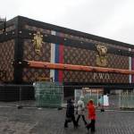 Mosca, Louis Vuitton rimuove il suo baule dalla Piazza Rossa02