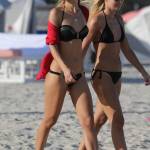 Petra Venova in spiaggia a Miami gioca con la sorella01