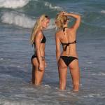 Petra Venova in spiaggia a Miami gioca con la sorella02