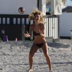 Petra Venova in spiaggia a Miami gioca con la sorella08