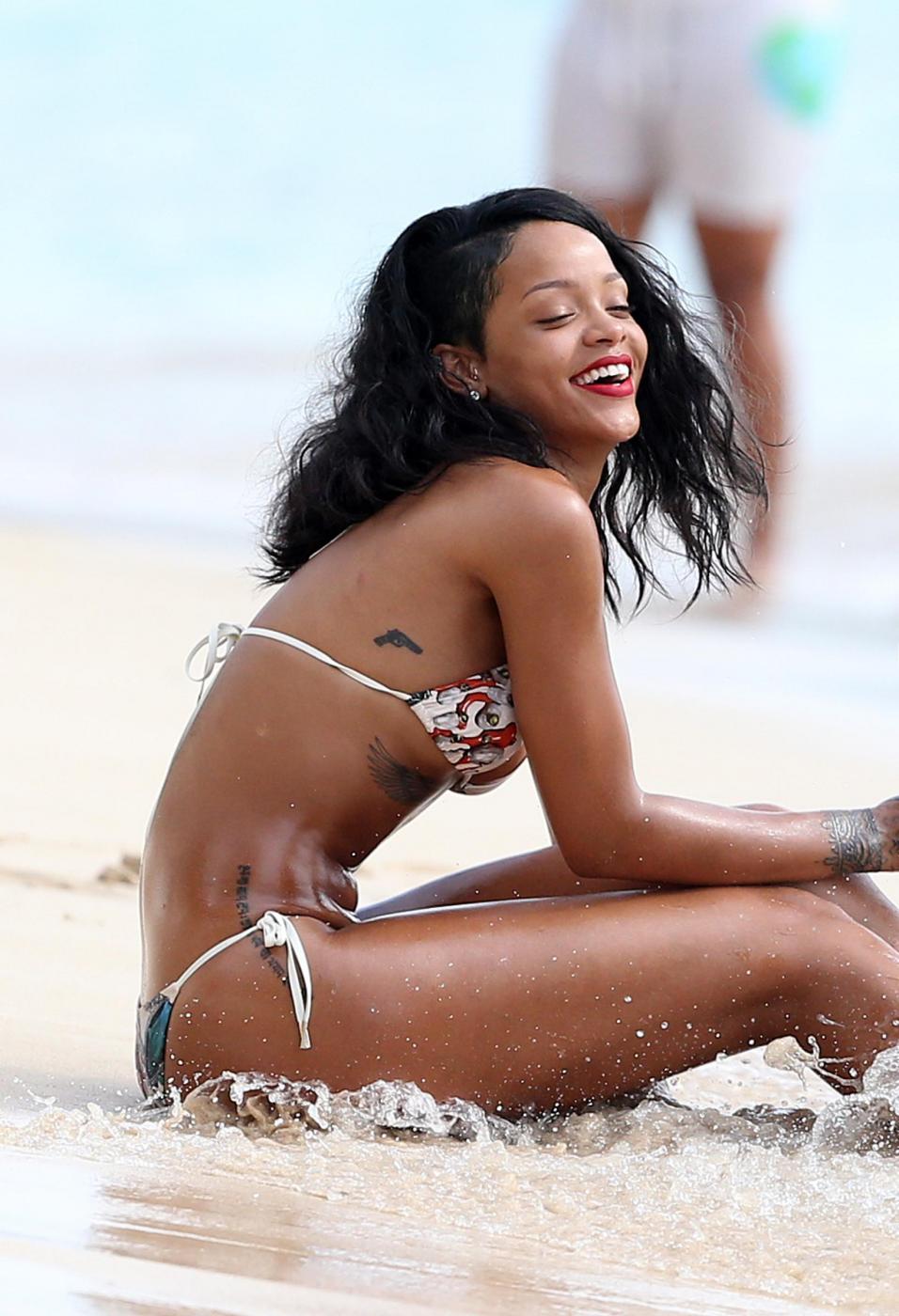 Rihanna al mare alle Barbados: guarda tutti i suoi tatuaggi 05