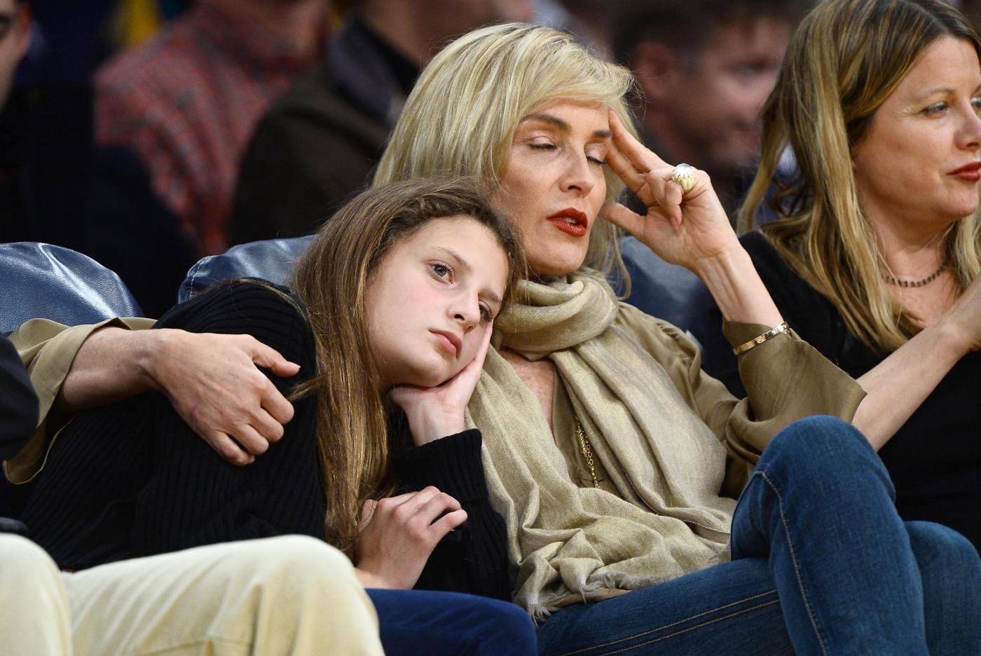 Sharon Stone scatenata alla partita di basket02