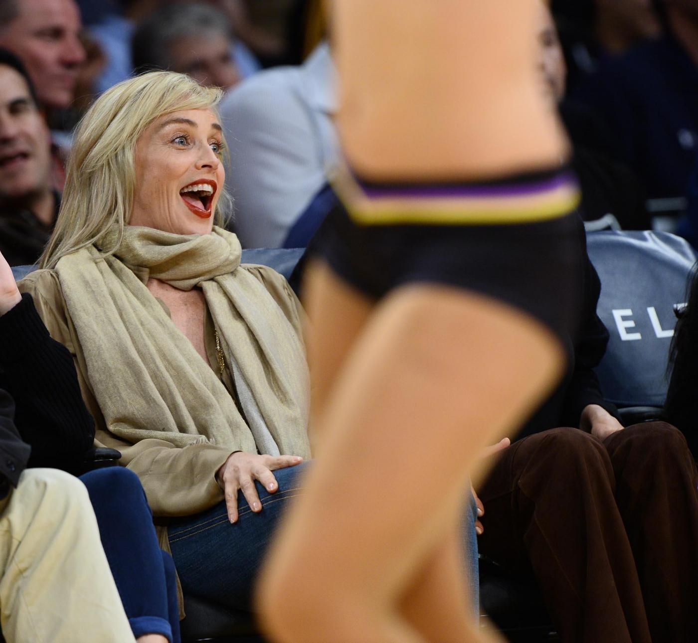 Sharon Stone scatenata alla partita di basket01