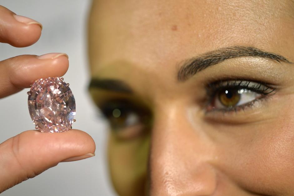 "Diamante arancione" venduto per 23 mln di euro: all'asta anche il "Pink Star" 03