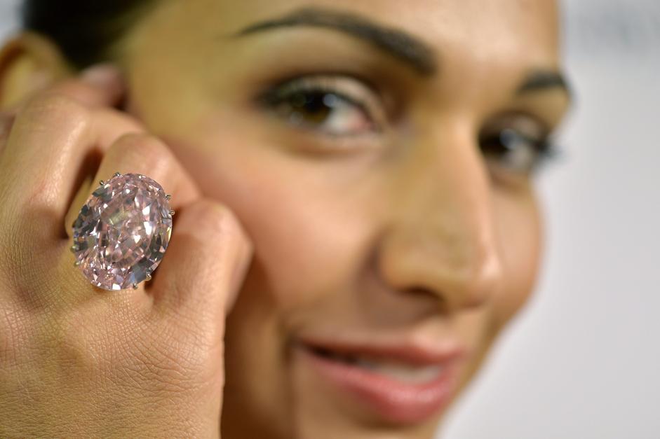 "Diamante arancione" venduto per 23 mln di euro: all'asta anche il "Pink Star" 02