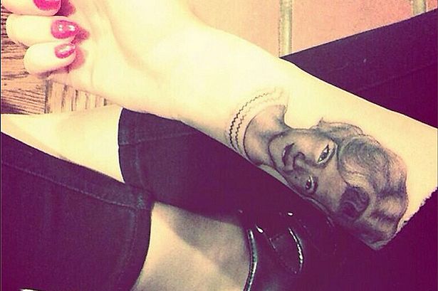 Miley Cyrus, il tatuaggio con il volto dell'amatissima nonna "mammie"