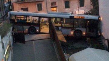 L'autobus sfonda casa: a La Rustica singolare sveglia con vettura 543