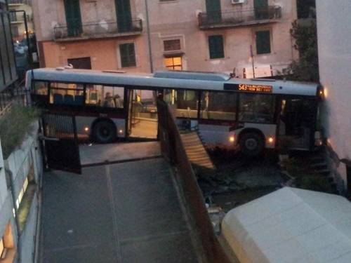 L'autobus sfonda casa: a La Rustica singolare sveglia con vettura 543