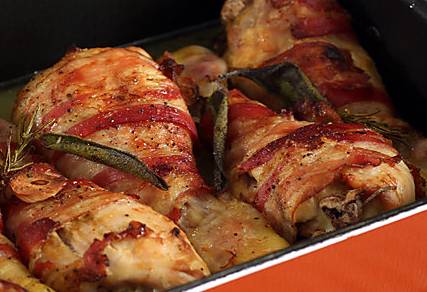 Ricette di carne: cosce di pollo con bacon e senape