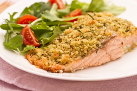 Ricette di pesce: salmone in crosta di pane e erbe aromatiche