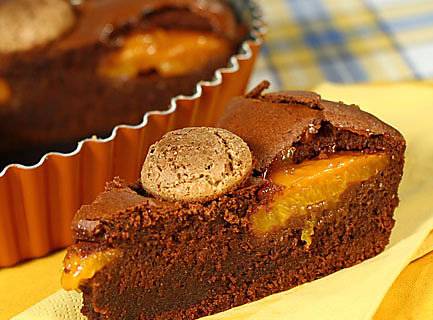 Ricette di dolci: torta al cioccolato con albicocche e amaretti