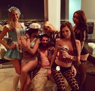 Dan_Bilzerian_star_del_poker_vive_nel_lusso_circondato_da_donne