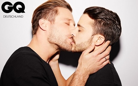 Bacio gay sulla copertina di GQ 13 atleti sfidano l'omofobia