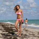 Jessica Hart, l'Angelo di Victoria's Secret posa in spiaggia di Miami 07