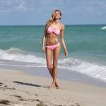 Jessica Hart, l'Angelo di Victoria's Secret posa in spiaggia di Miami 06
