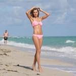 Jessica Hart, l'Angelo di Victoria's Secret posa in spiaggia di Miami 05