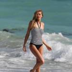 Jessica Hart, l'Angelo di Victoria's Secret posa in spiaggia di Miami 03