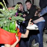 Lady Gaga si concia per le feste: ecco l'abito-albero di Natale06