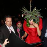 Lady Gaga si concia per le feste: ecco l'abito-albero di Natale05
