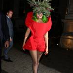Lady Gaga si concia per le feste: ecco l'abito-albero di Natale04