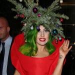 Lady Gaga si concia per le feste: ecco l'abito-albero di Natale02