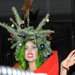 Lady Gaga si concia per le feste: ecco l'abito-albero di Natale01