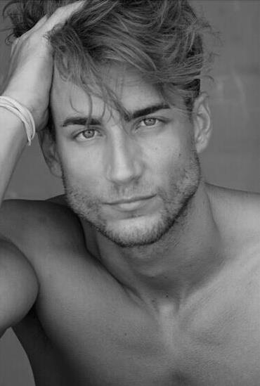 Manuel Rico il ginecologo per cui le donne fanno la fila per farsi visitare 04