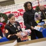 Michelle Obama dona giocattoli nella base dei marines04