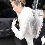 Miley Cyrus in mini shorts e camicia bianca a Miami guarda le foto05
