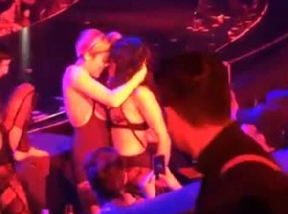 Miley Cyrus bacio saffico a Las Vegas