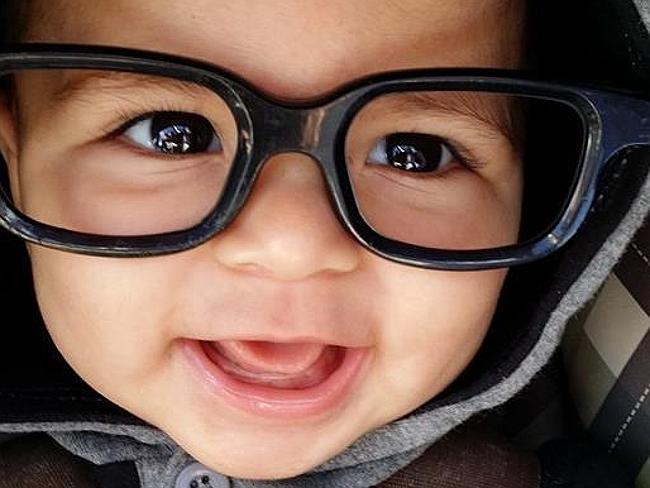 Noah_Fisher_40_mila_fan_su_Fb_per_convincerlo_a_mettersi_occhiali_02