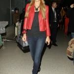 Paris Hilton in giacca di pelle rossa all'aeroporto05