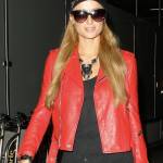 Paris Hilton in giacca di pelle rossa all'aeroporto03
