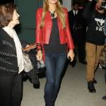 Paris Hilton in giacca di pelle rossa all'aeroporto01