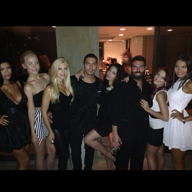 Dan Bilzerian star del poker vive nel lusso circondato da donne 01