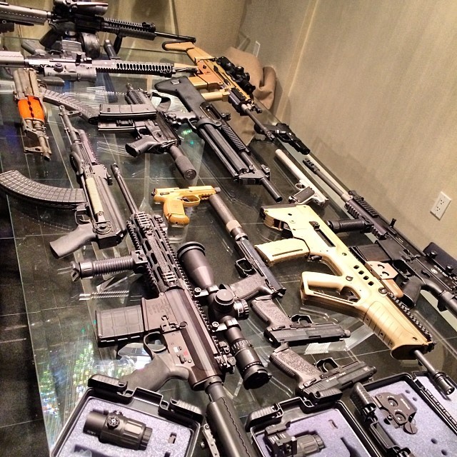 Dan Bilzerian star del poker vive nel lusso circondato da donne 04