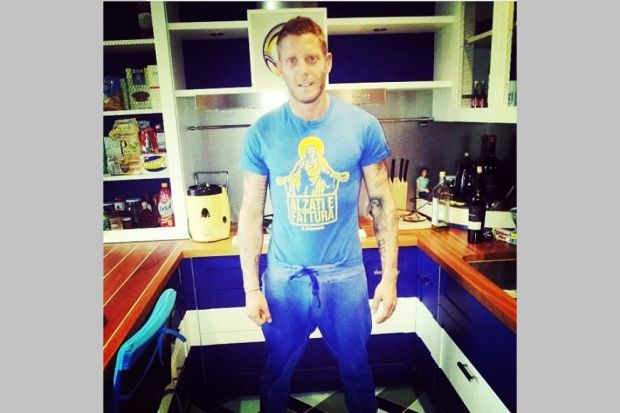 Lapo Elkann con la maglietta "Alzati e fattura": la foto su Instagram