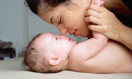 Bimbi, coccole della mamma tengono lontano lo stress nei neonati