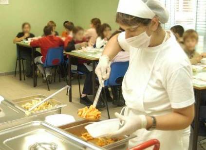 Mense a scuola, dieta anti obesi: più frutta, fibre, meno carne...