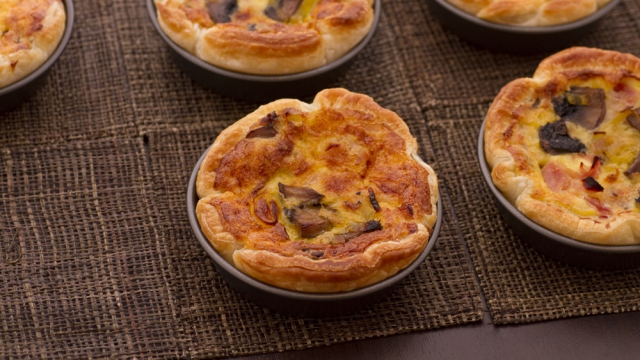 Finger food: mini quiche con funghi, cotto e porri