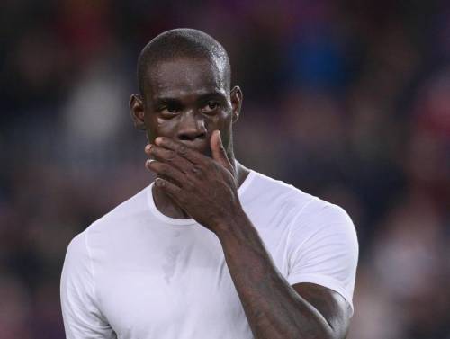 Mario Balotelli VS Raffaella Fico: "Calendario? Che immagine dà alla figlia?"