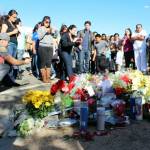 Paul Walker, il dolore dei fan: fiori e candele sul luogo della sua morte02