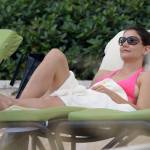 Katie Holmes in bikini: ventre poco tonico e pelle flaccida