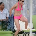 Katie Holmes in bikini: ventre poco tonico e pelle flaccida